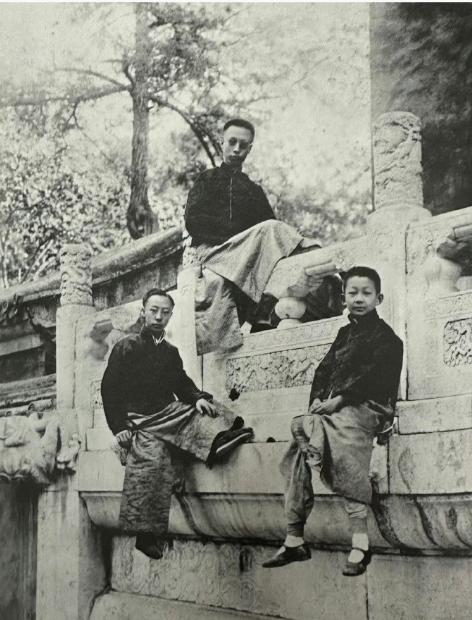 18岁的溥仪长相颇为清秀，因为在年少时遭到迫害，后来绝嗣。明朝有不少皇帝离奇去
