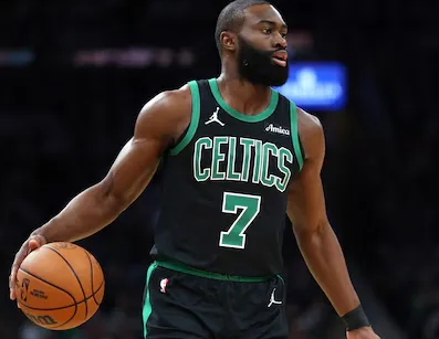 ESPN记者MarcJ.Spears在节目中谈到了绿军近期的表现。Spea