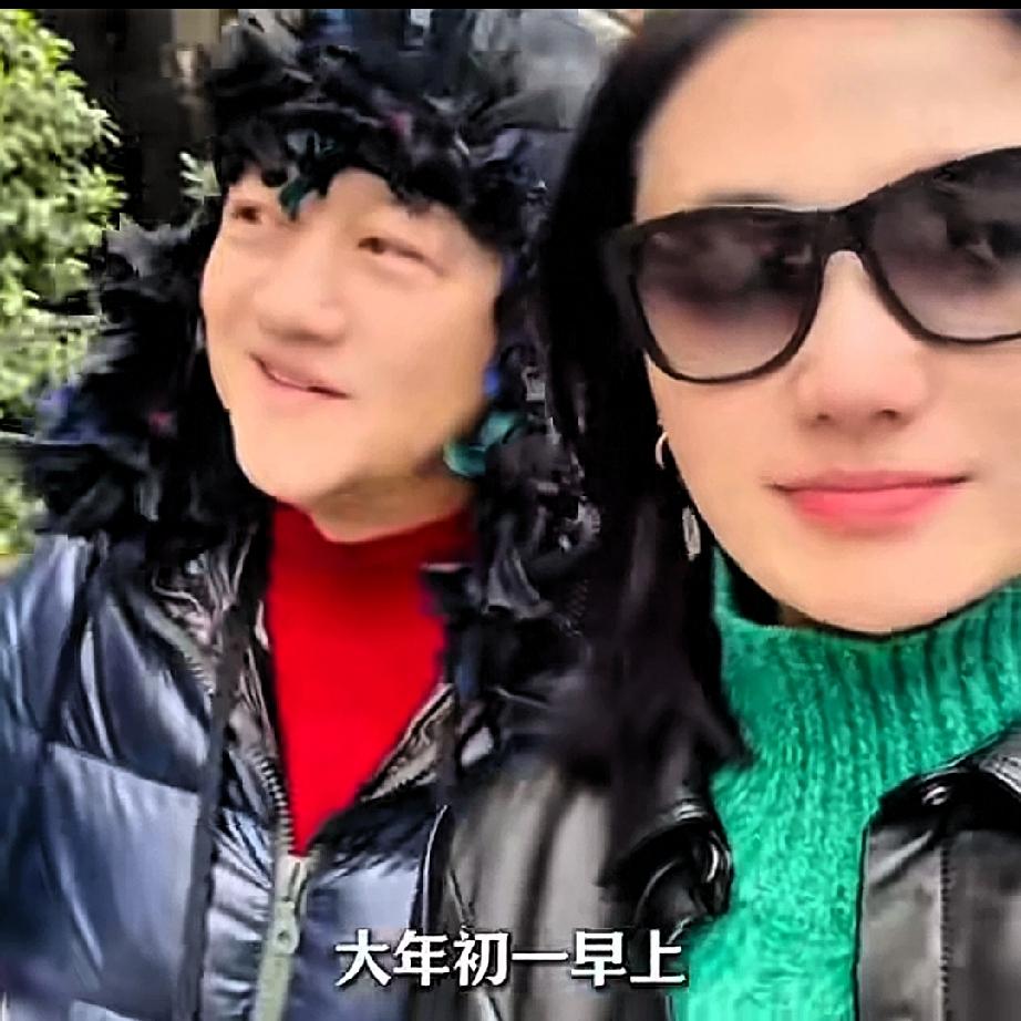 这应该是去年2025年大年初一的时候，李亚鹏和海哈金喜在一在吃饭的画面。那时候还