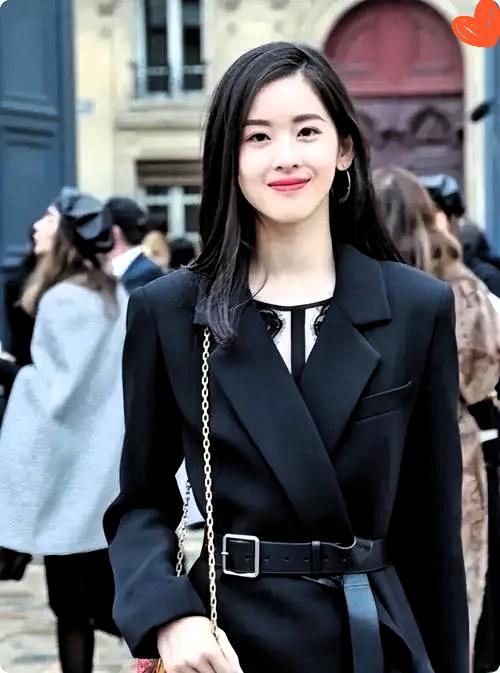 终于懂了，章泽天看刘强东的眼神变了，根本不是不爱，而是她早就醒了！以前她是