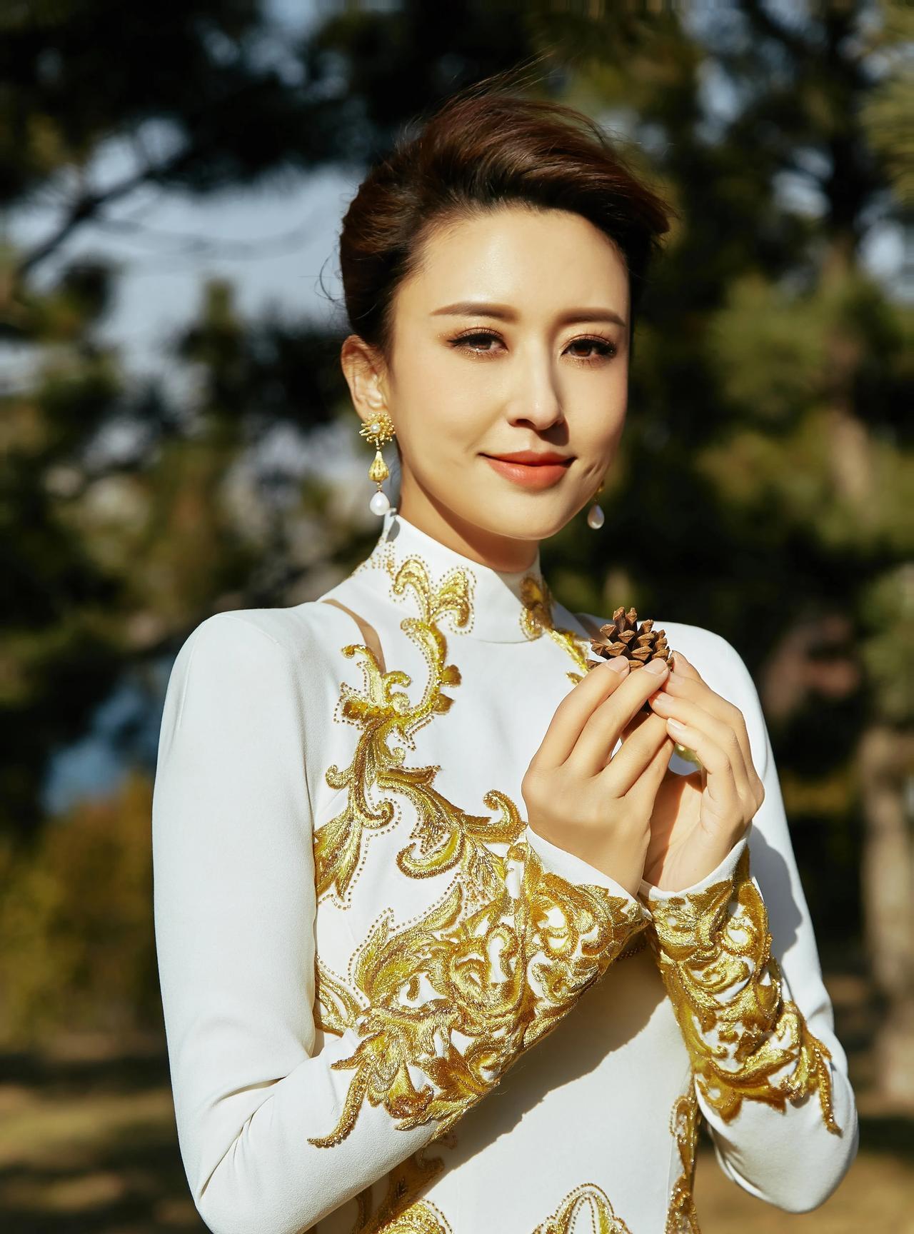 身材丰腴的央视美女主持人华丽转身，成为北京电影学院副教授！没想到，张蕾再次让网友