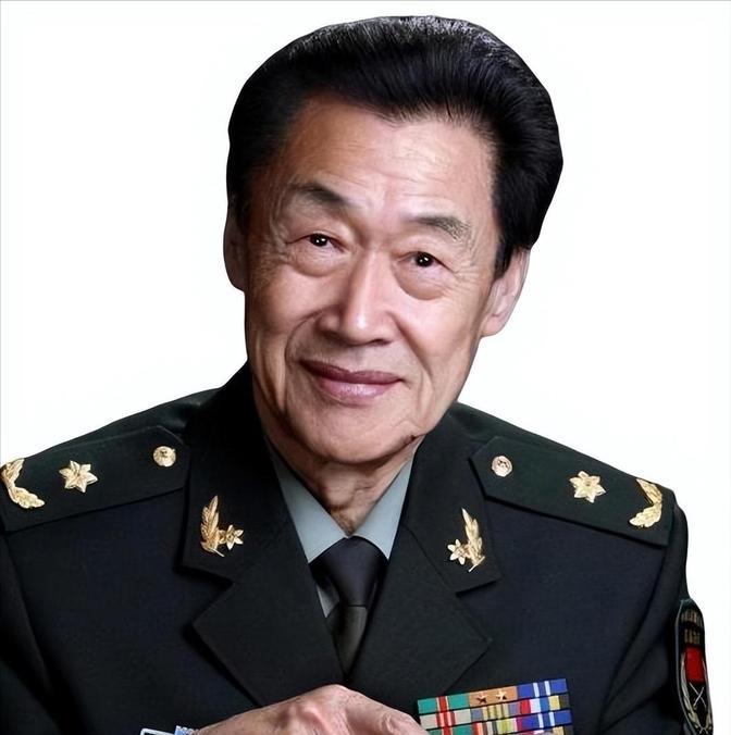 2003年，杨利伟乘坐神舟五号成功进入太空。科技人员迅速赶到钱学森老先生的家中，