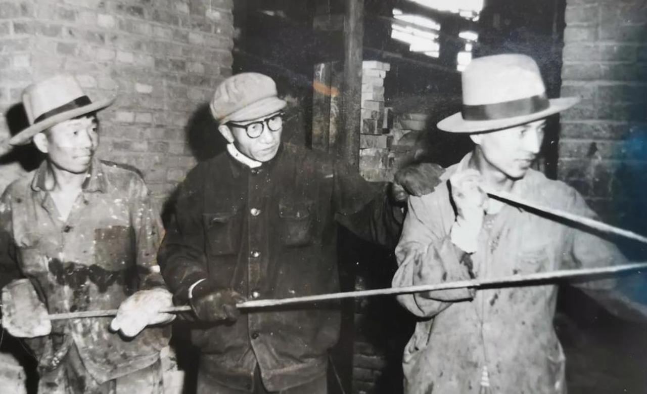 1958年冬，厦门第一玻璃厂重达30斤的白金拉丝坩锅突然被盗，警方调查近一个月无