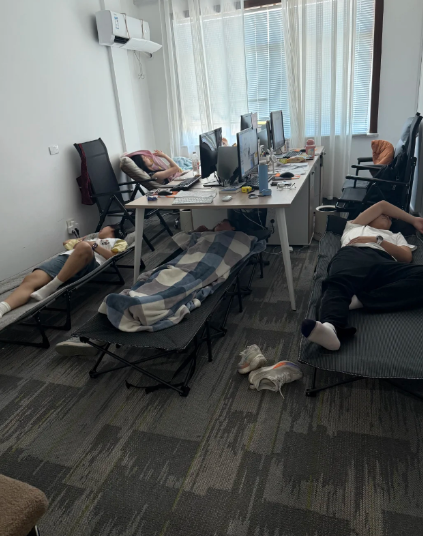 午睡，这么多人还脱鞋，带多大味