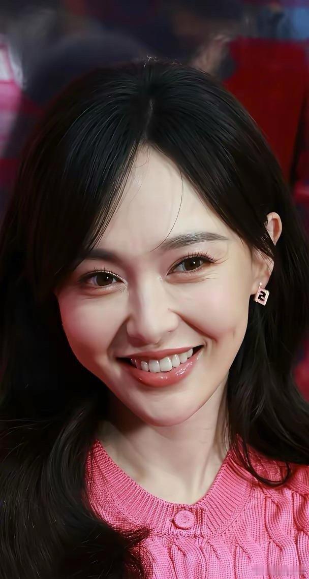 唐嫣愈发成熟大方，一身高雅气质扑面而来，韵味十足