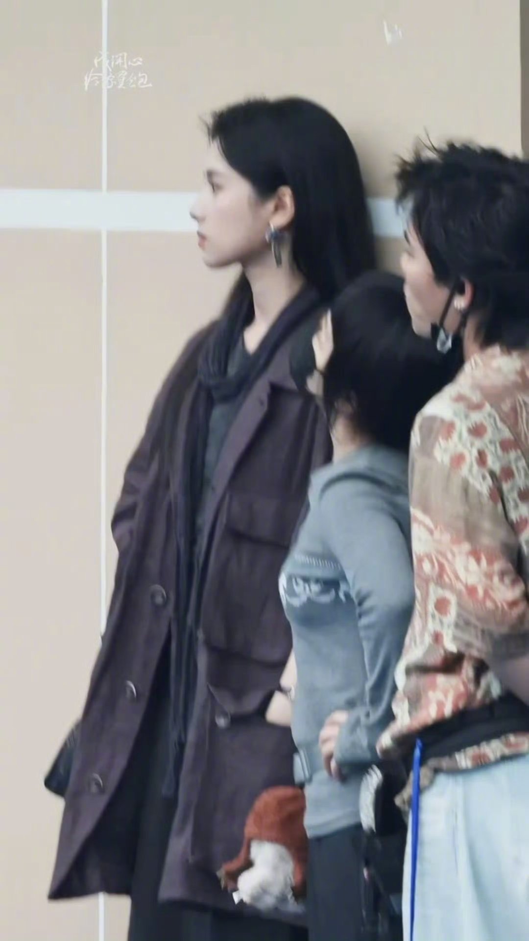 张婧仪雾里青路透张婧仪《雾里青》路透好令人心动！清冷松弛的氛围感直接拉满，隔着屏