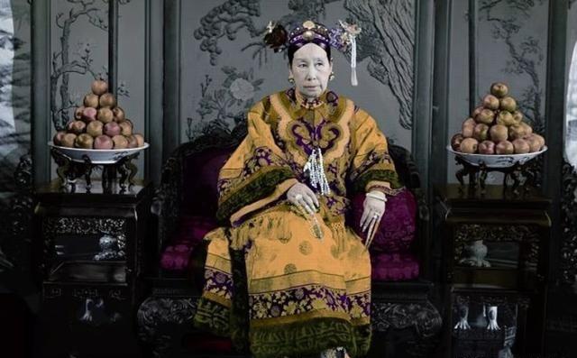 慈禧睡觉有多变态，一晚上要累坏10几个太监宫女。慈禧每天晚上九点入睡，凌晨3点起