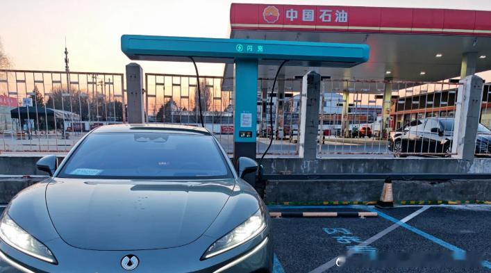 比亚迪高速闪充站建设进度更新最近三天，新增27座高速闪充站、配套66根充电枪，十