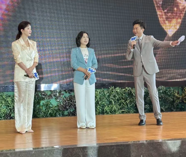 李思思沈阳站台：白色西装满褶子，昔日央视主持新尝试