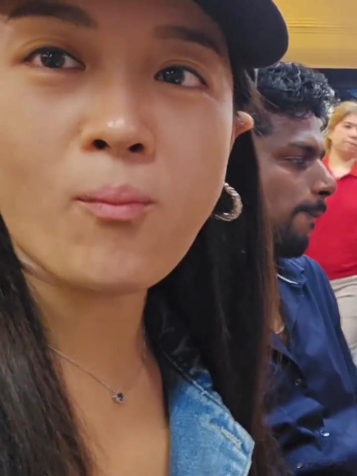 小姐姐像学习印籍老公学习用手吃饭，结果却是闹肚子？小姐姐和印籍老公以前吃饭时