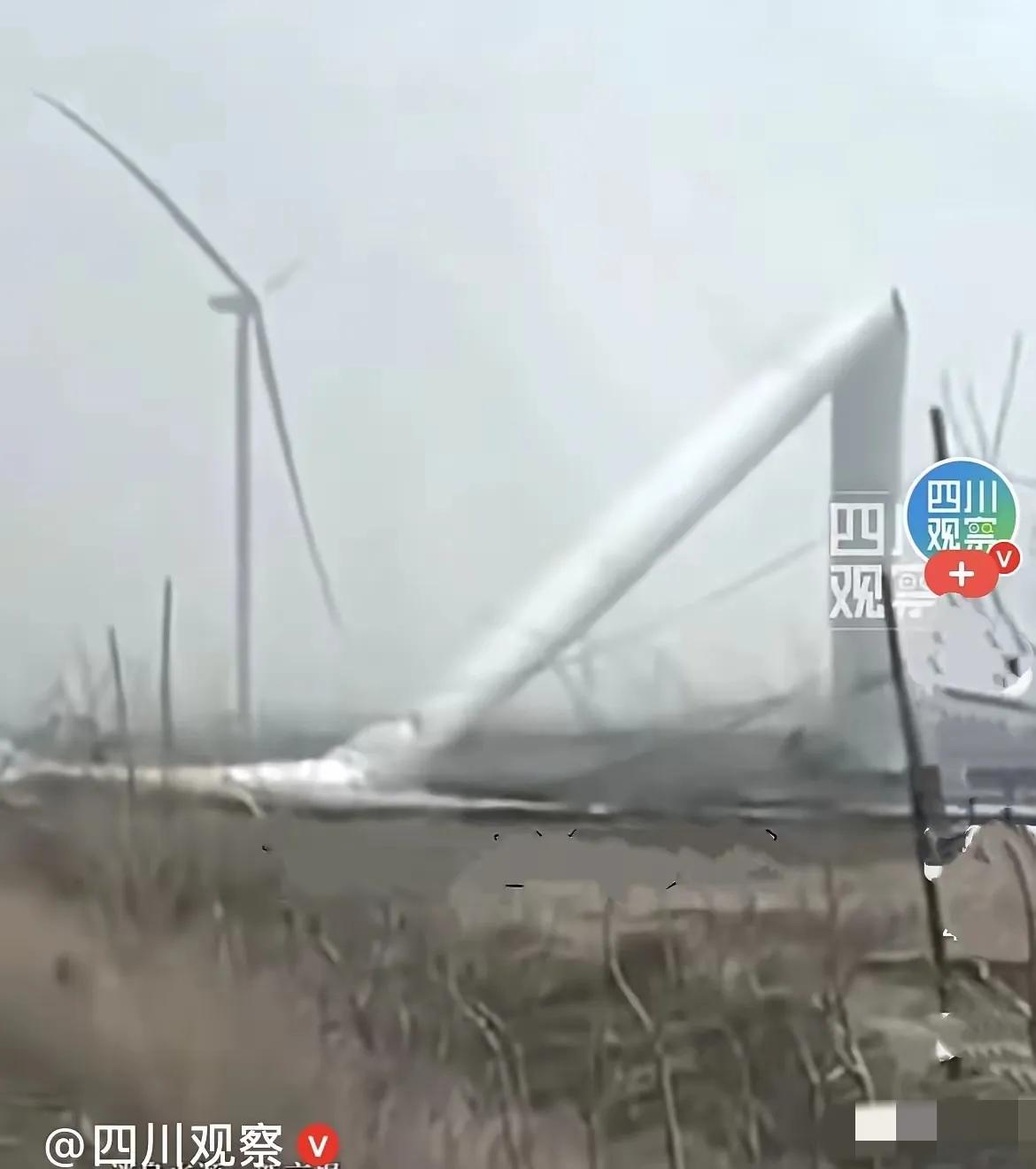 近日，辽宁铁岭夜里刮起7-8级大风，本该靠风发电的风力发电机，居然直接被风吹断塔