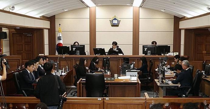 在9日韩国前总统尹锡悦内乱案终审中，因前国防部长金龙显律师团发起冗长辩论，直到晚