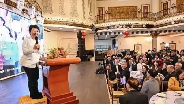 台中市长卢秀燕当地时间3月14日，在纽约参加侨界欢迎晚宴时，就两岸关系放话：“要