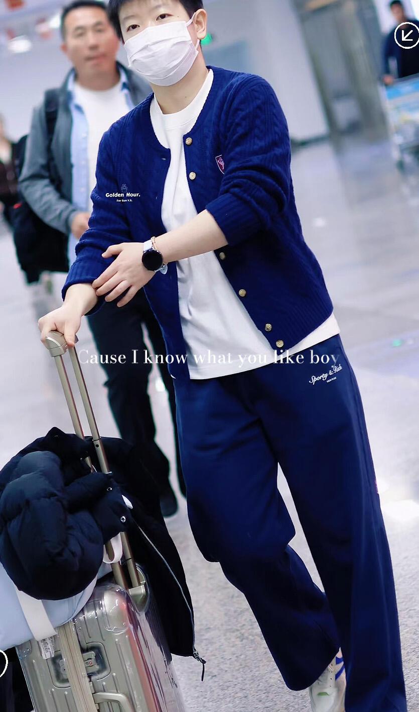 莎莎一出场，蓝开衫火了，直接一看就是我们的小太阳，白白嫩嫩，手上的手表也特别亮眼