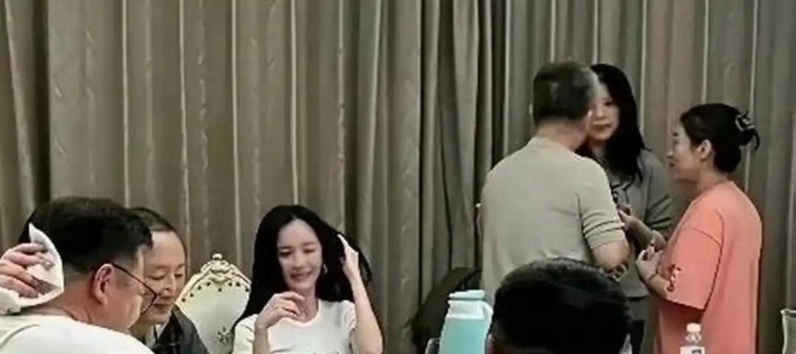 京圈大佬的饭局，杨幂、杨颖连妆都不敢化，水深得能淹死人。你以为她们出场都自带柔