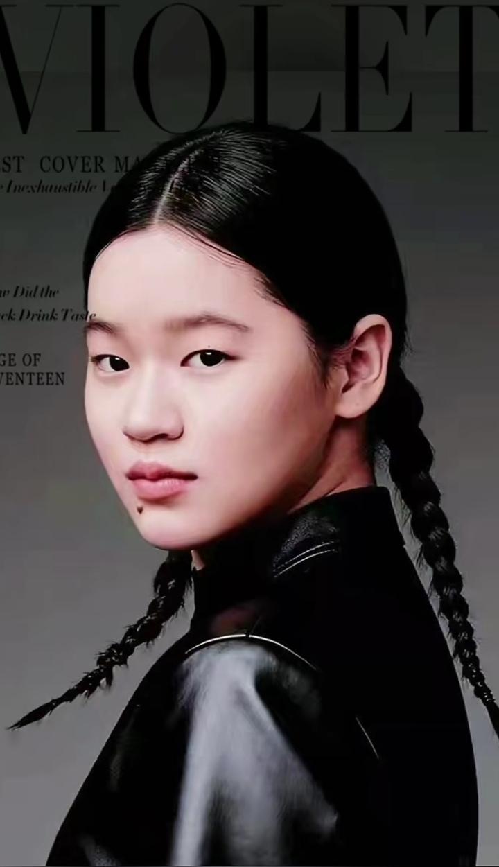 太喜欢全红婵这波新造型了，直接美到心巴上，她扎着利落双麻花辫，一身酷飒黑皮衣，回