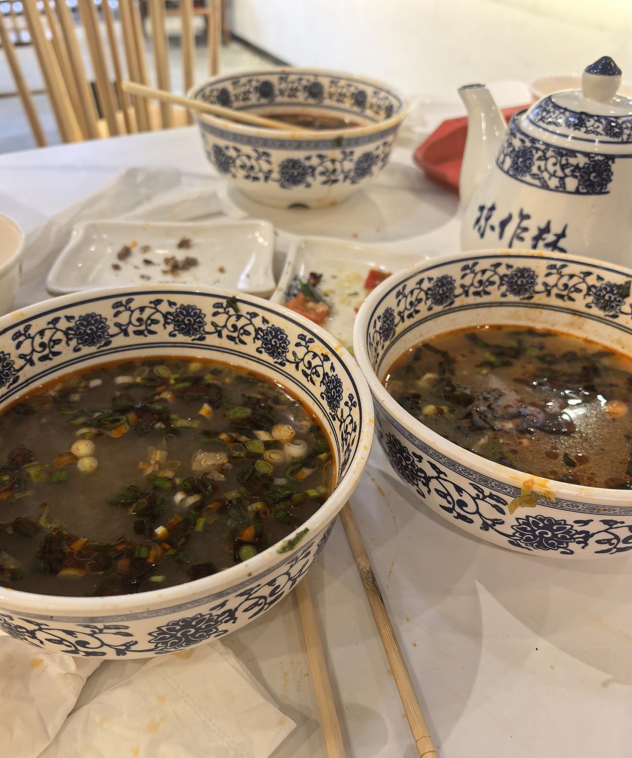 饭桌上，当男人和女人关系不正当时，往往会有一些明显的迹象，只要我们仔细观察，就能