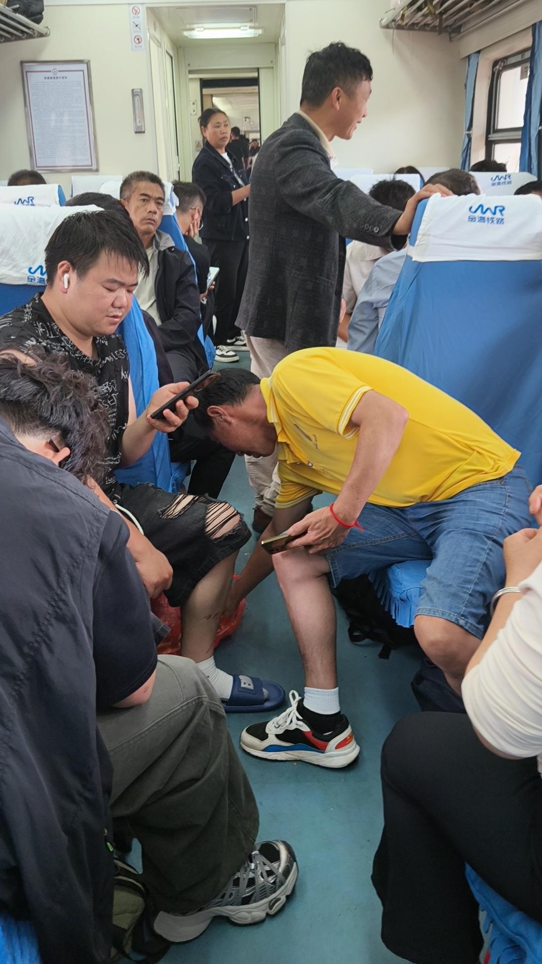 我坐着绿皮火车返程来，看见车上有些人的举动实在让人哭笑不得。对面坐了个中年男人