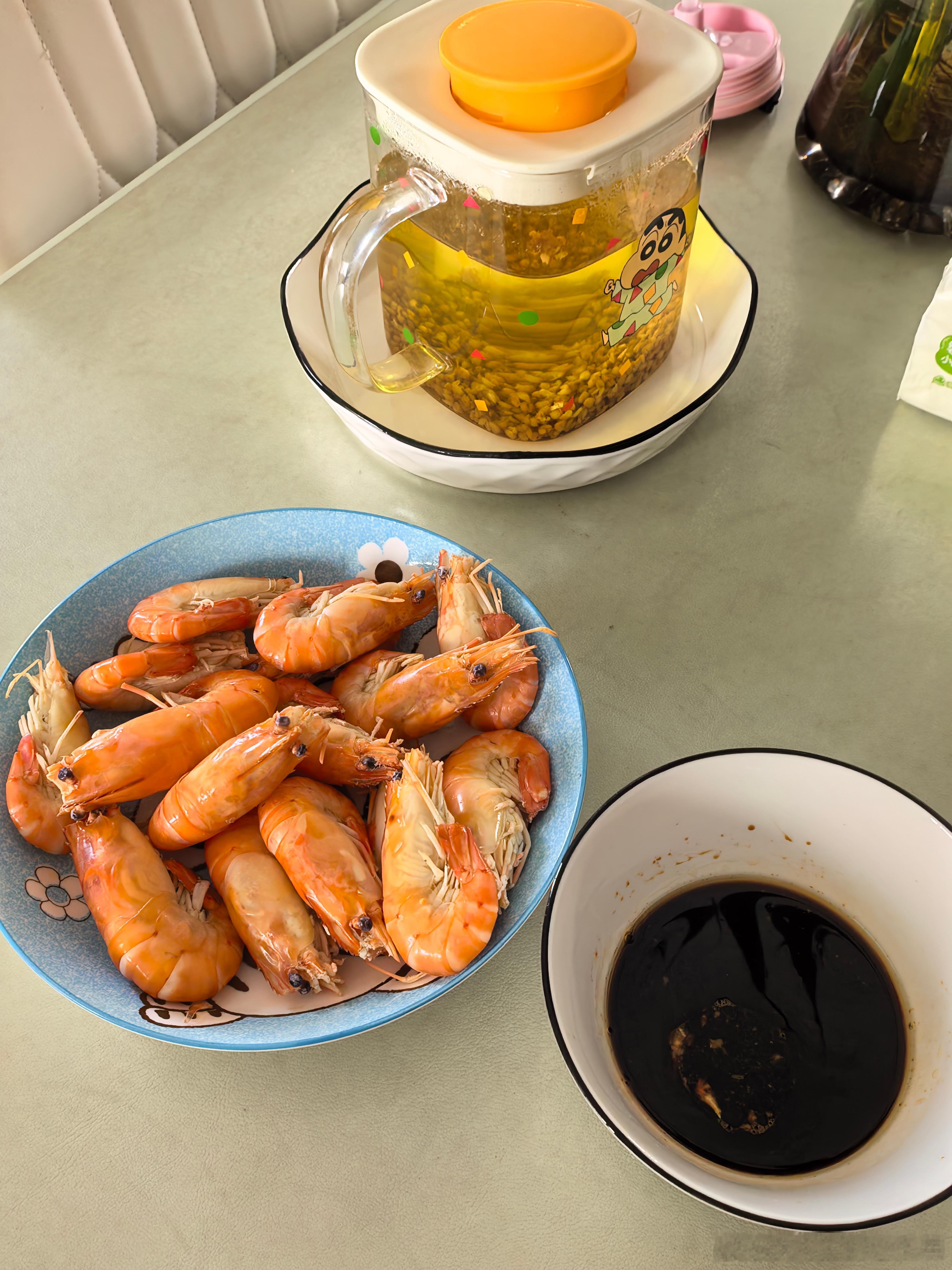 今天好热。买了菜也没烧。就煮了一个虾。刚刚我吃了几个。给大儿剩了一部分。他说现在