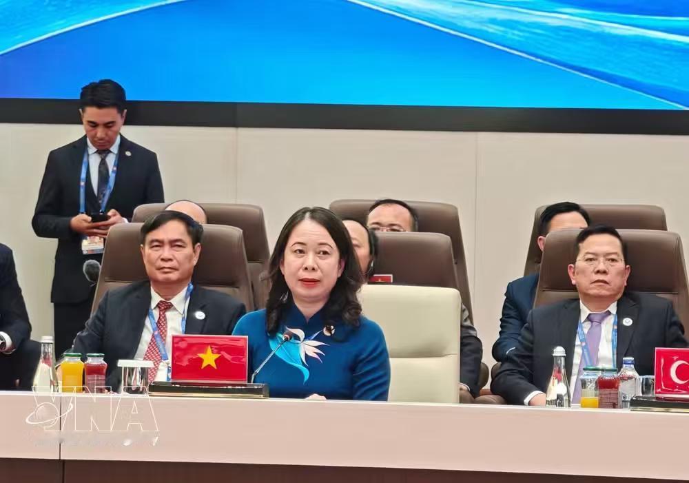 太长脸了，武氏映春这次算是大大方方在国际舞台露了一回脸！一身奥黛出席上合峰会，并