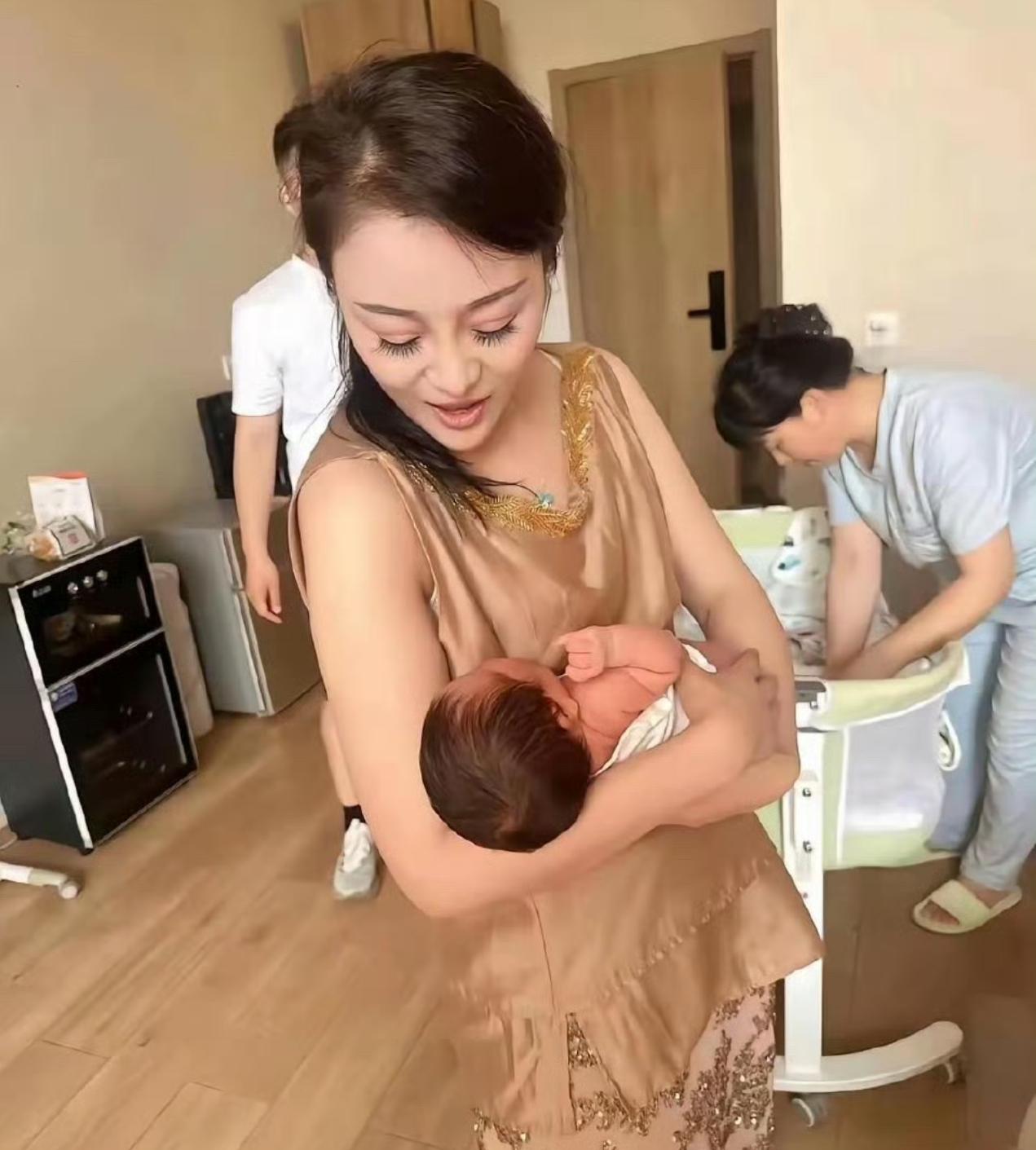 38岁就当奶奶了，这是多少岁生的孩子呀？