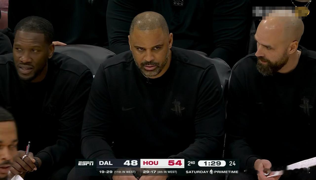 火箭主帅乌度卡对申京真是忍无可忍了！在今天火箭主场迎战独行侠的比赛中，当时比赛进