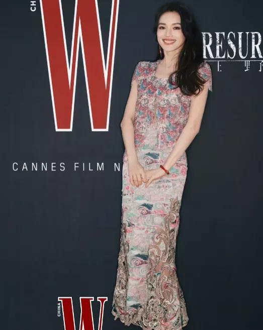 舒淇出席戛纳电影节。真的给所有女人都提了个醒，就算你身材再好、再漂亮，也别轻