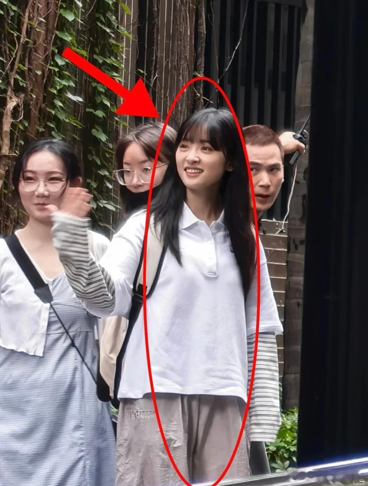 啊？她生图长这样？？？姐姐也太漂亮了吧，而且在淮水竹亭里的演技也没得说诶，好灵动