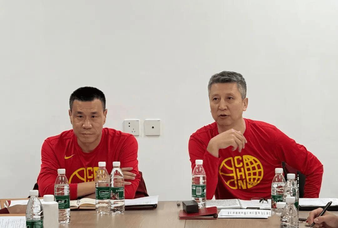 中国男篮已经完成了集结，并且进行了一日训练，这对于球员来说还是非常痛苦的，毕竟刚