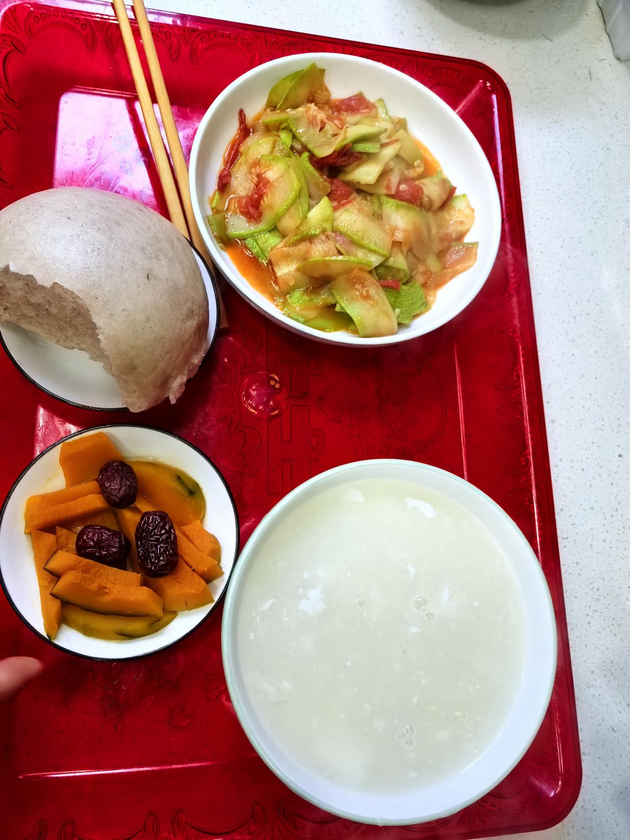 早餐：馒头西葫芦炒西红柿蒸南瓜＋红枣稀饭荷包蛋午餐蒸米猪蹄黄豆胡萝卜