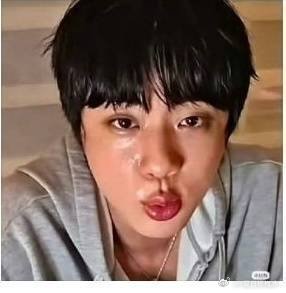 金硕珍这脸上油可以用来炒菜了吧[？？？]​​​