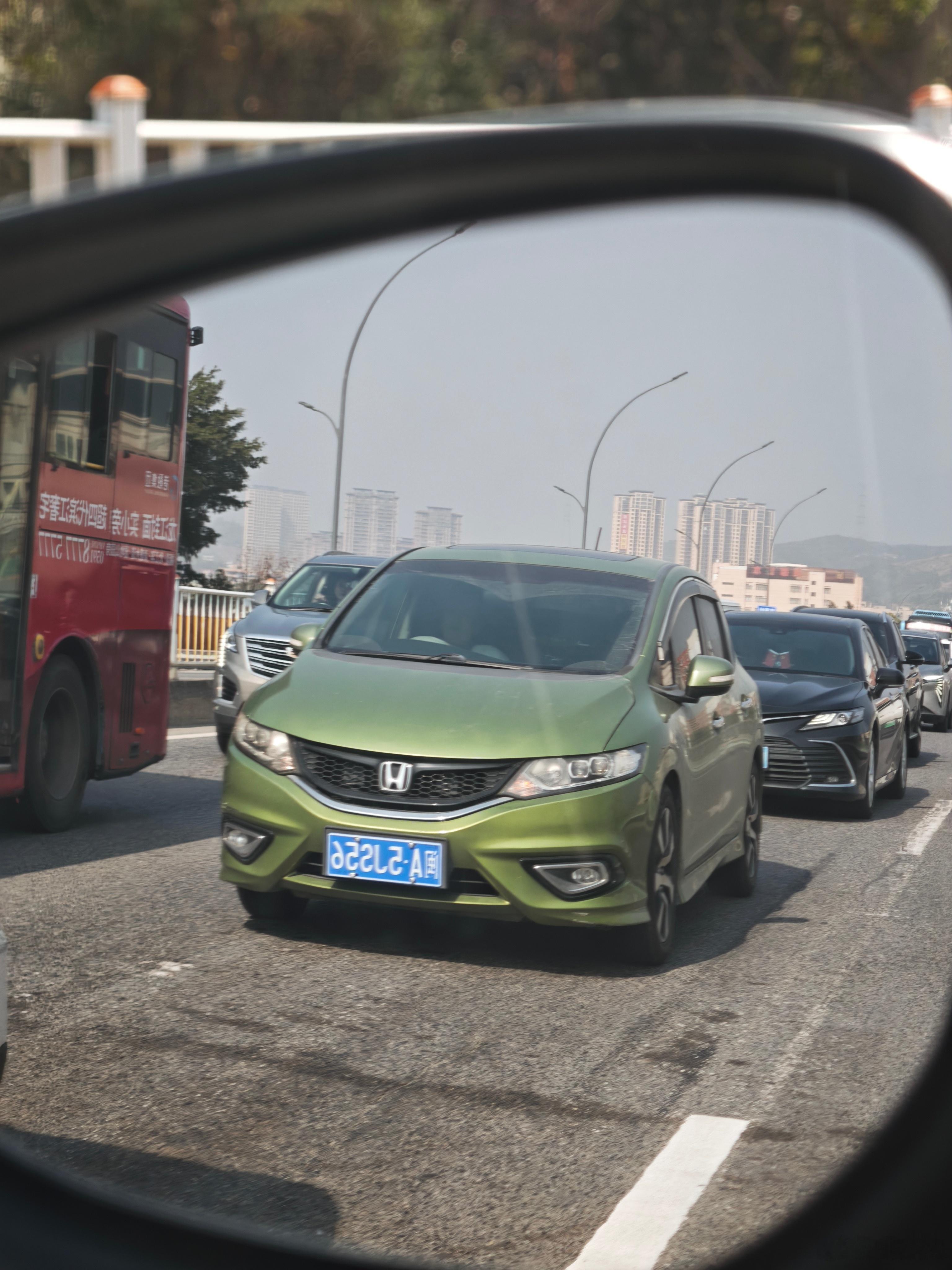 大家觉不觉得今天路上都没啥车了？难道是因为昨天放假车都提前开走了？（图1-2是昨