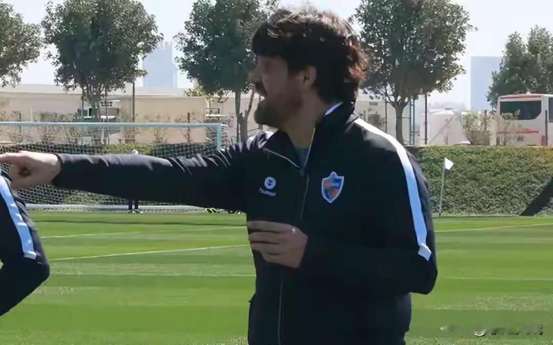 山东泰山队更务实，老队员渐渐离队（石柯、吴兴涵等），西班牙教练从韩国k联赛来投，