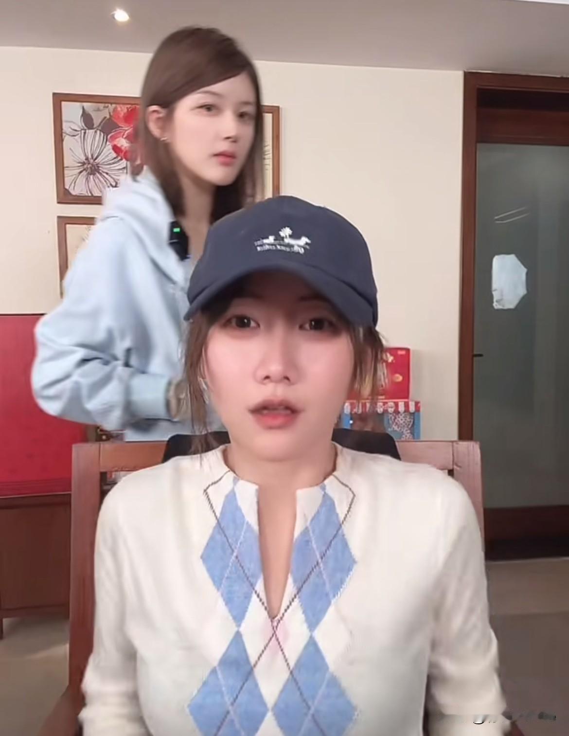 1月6日，魏笑直播，赵露思一直在魏笑背后走来走去，给魏笑吓的脸通红！赵露思对她