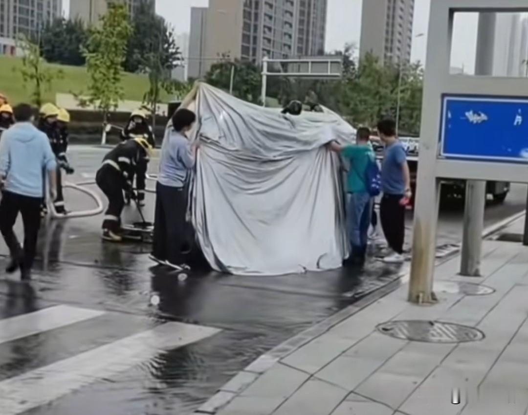 盖布的速度是真快，每次新能源汽车出事故，第一时间是盖布或者扣标。车着火之后得到
