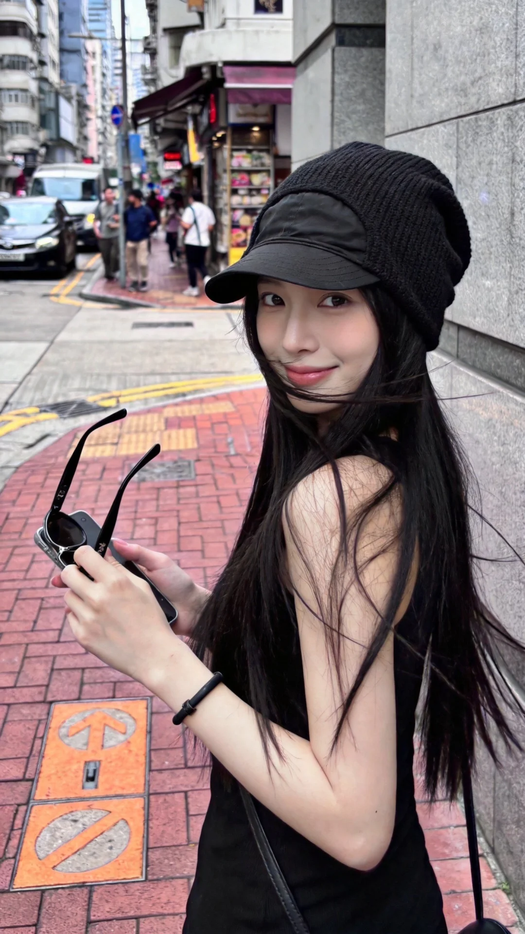 一位长发飘飘模样可爱的女生，尽显生活中的绚丽日常，人像摄影，日常快照风...