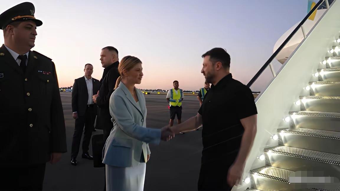 泽连斯基到达美国，只是没有美国人来接机略显尴尬。泽连斯基一行已经到达美