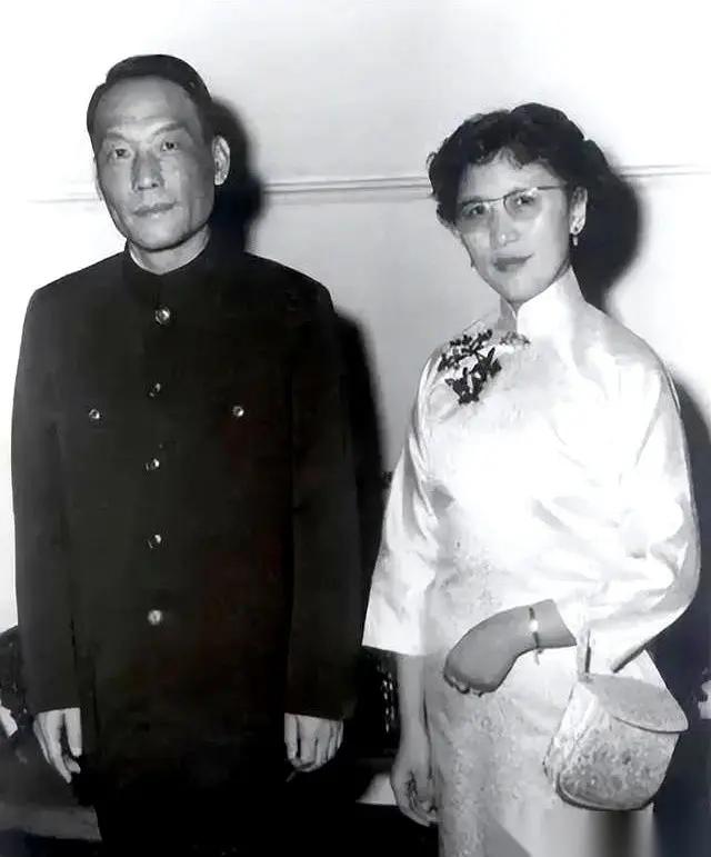 63岁，退休报告都批了，眼瞅着就要回家含饴弄孙了。结果一个电话打过来，叶帅。