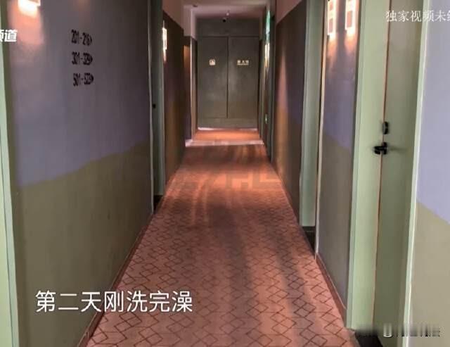 河南郑州，小伙子去外地找朋友玩，自己去酒店里开房，入住了之后小伙子洗个澡，回头啥