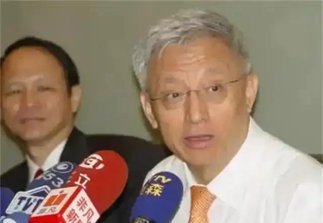 近日“台独分子”曹兴城竟然抛出两个观点:大陆提出两岸统一条件，可交台湾民众“公投