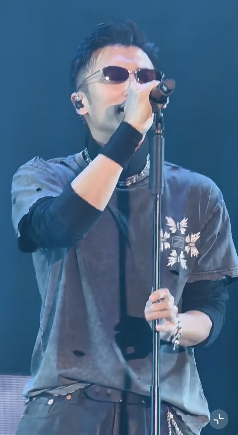 8月29日，谢霆锋太原演唱会首场造型曝光，虽然胸口纹了好几个蝴蝶，但衣服实在太破