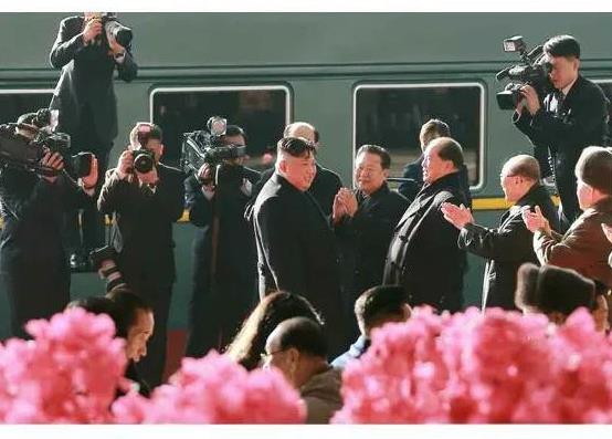 朝鲜领袖已经乘坐专列启程前往中国参加纪念活动。按照惯例，一天一夜的行程，从中国丹