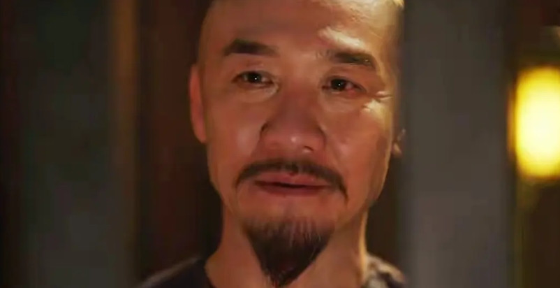 此处必须镜头拉近。唯近，追剧《大生意人》的观众，才会看到李万堂（黄志忠饰）的