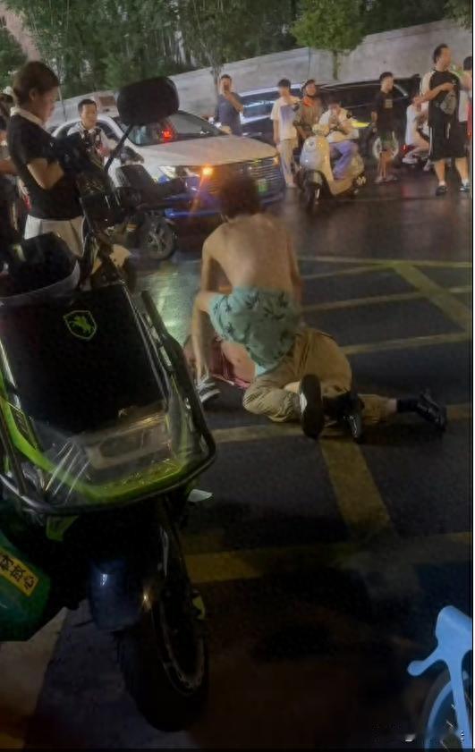湖北武汉，有网友爆料，一出租车司机载着一对年轻男女到达目的地，女伴称没钱，司机好