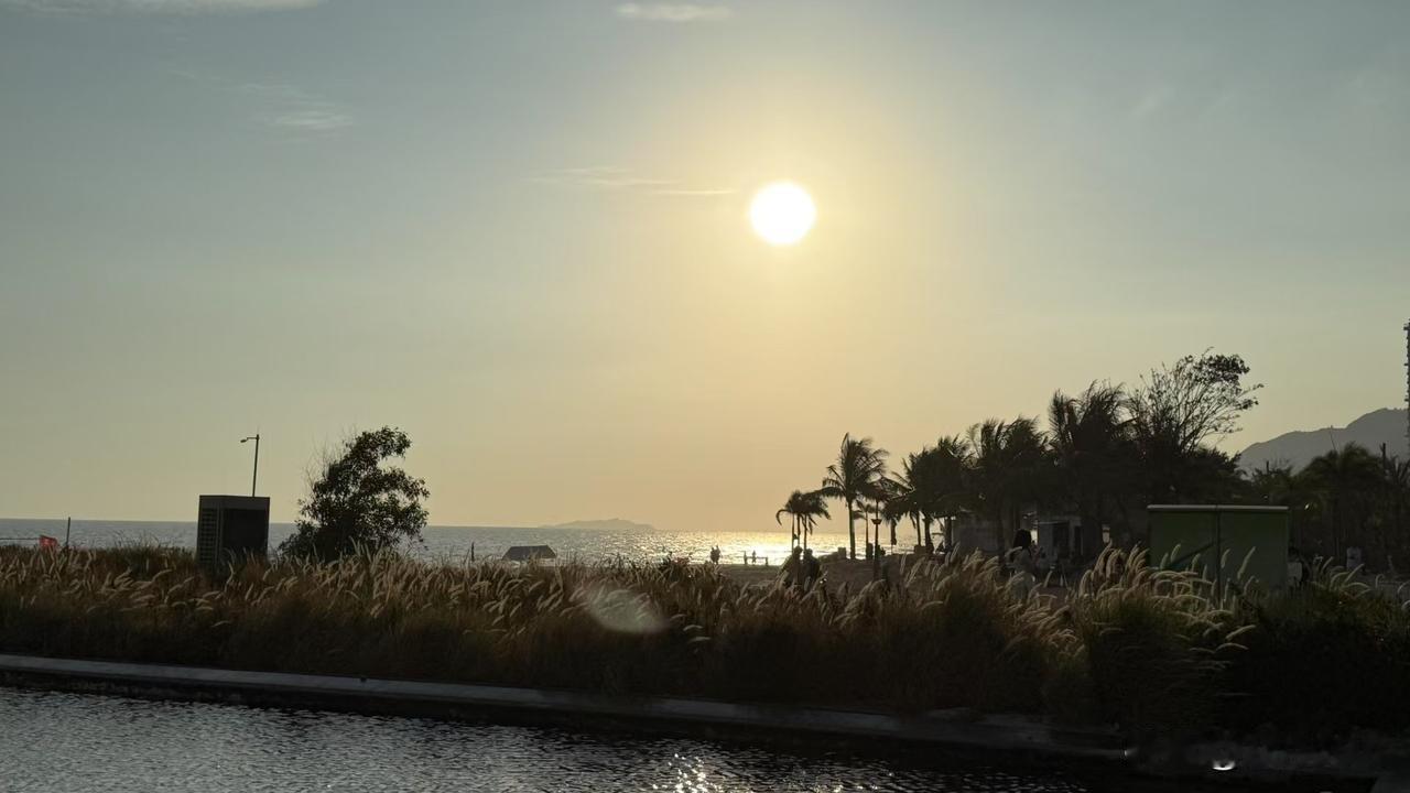 你作为中层，以为老员工走了无所谓，嘴上说着“大学生一抓一大把”，真等新人上岗你就