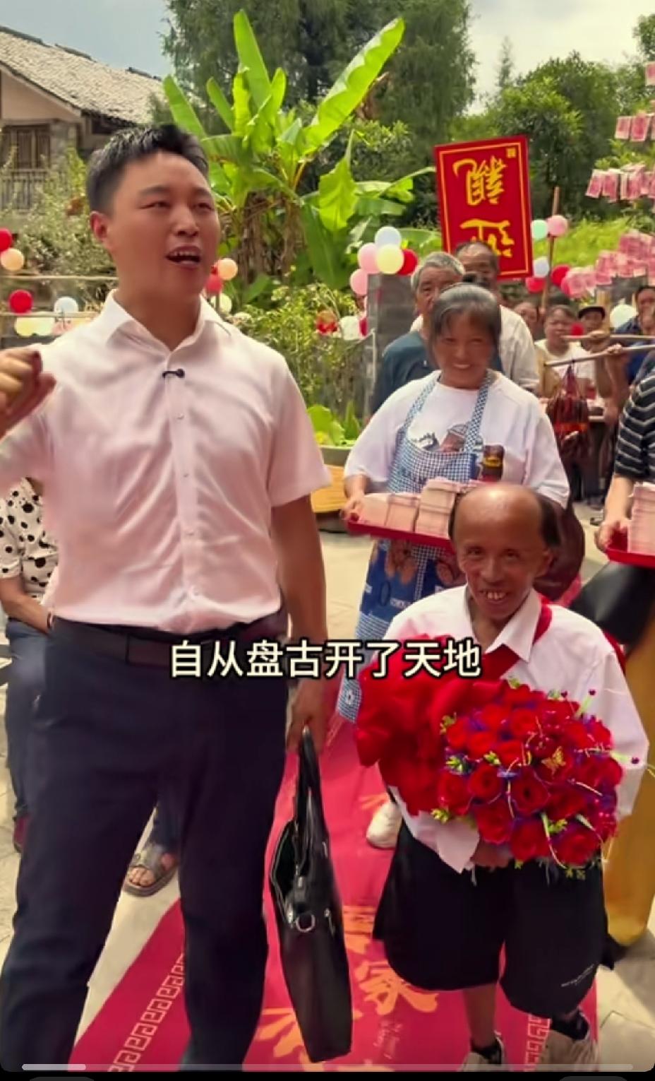 第一眼以为新郎是跪着迎亲，仔细一看才发现是站着的。