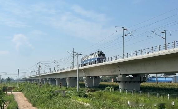 东风十一型内燃机车，在普速铁路时代，他也曾经是铁路牵引动力中的王者，经常牵引着特