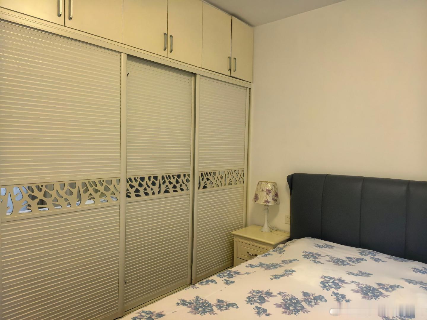 我需要早起上班，老公打游戏到凌晨。