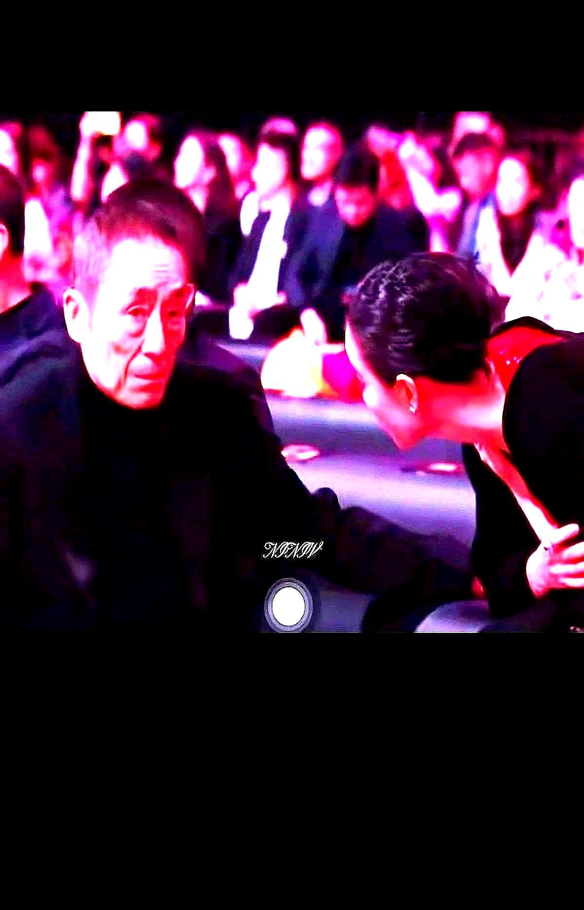 她被张艺谋“圈养”三年，从走路到抽烟，每个动作都被拆解重塑。不许恋爱，只许表演