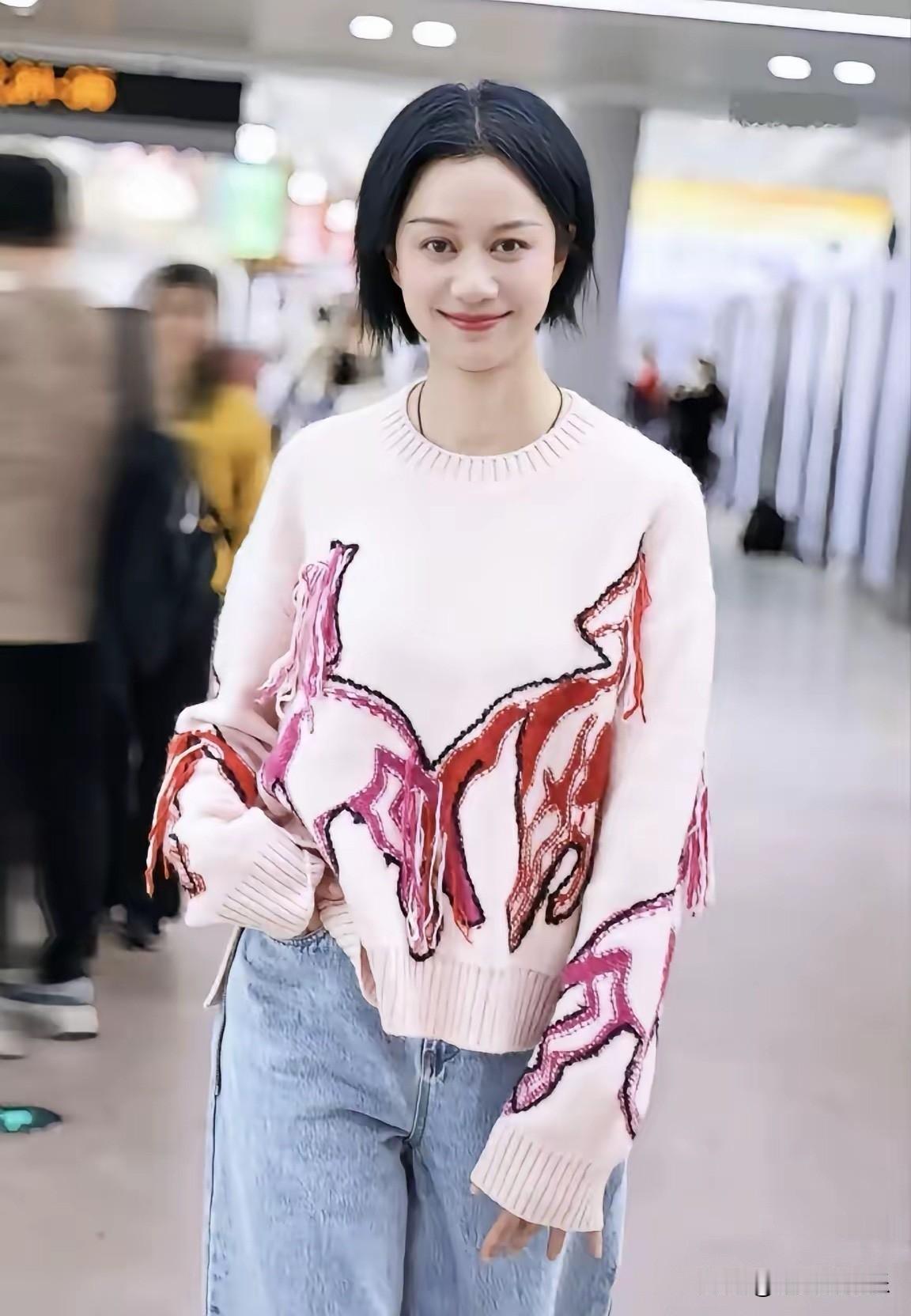 她只是剪了个短发，就美出了新高度，肤白貌美，年轻活力，状态松弛，就像个二十多岁